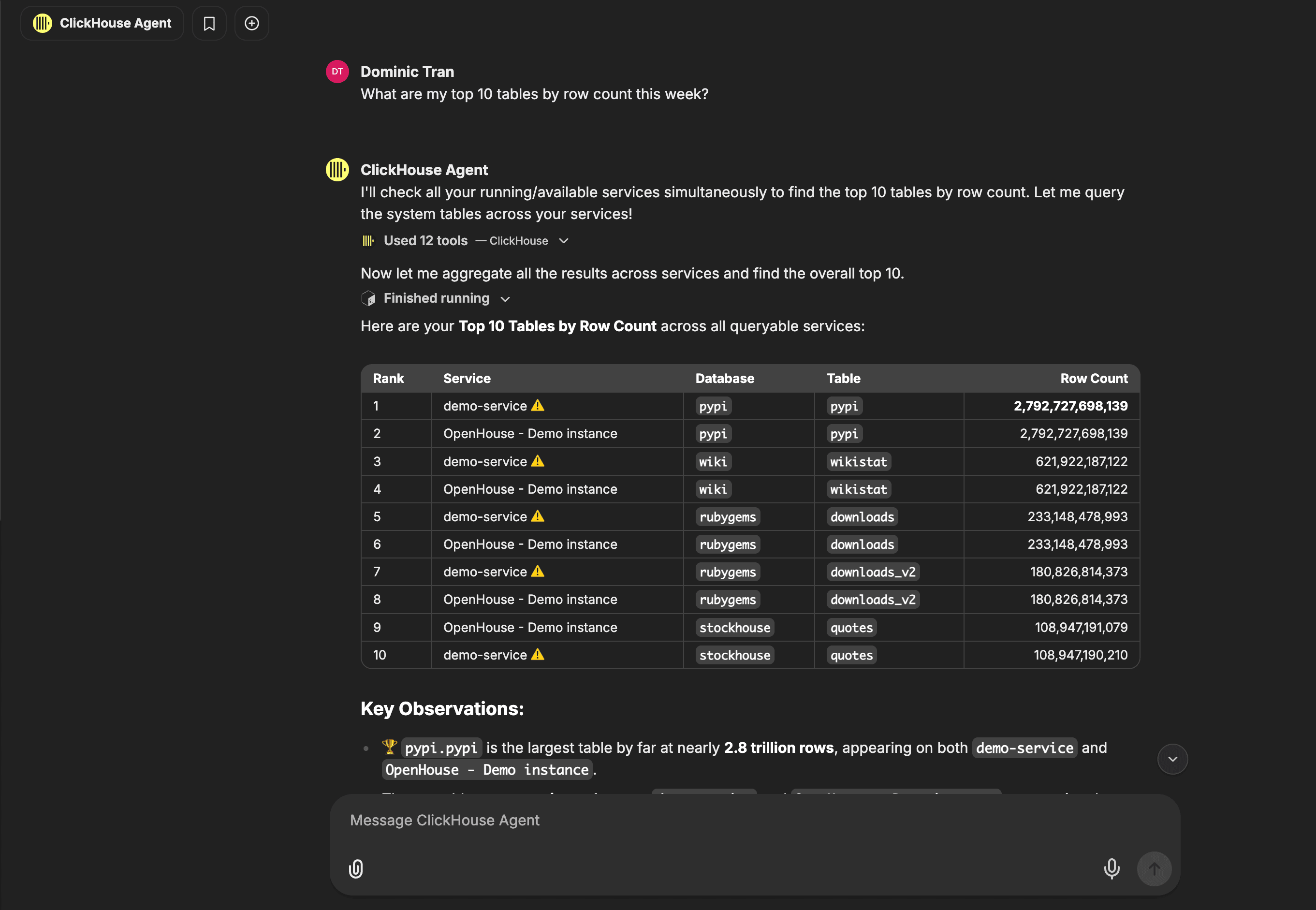 Conversa no chat mostrando a pergunta 'What are my top 10 tables by row count this week?' e a resposta do agente — uma tabela em Markdown classificando as 10 principais tabelas entre os serviços por contagem de linhas, com Key Observations abaixo